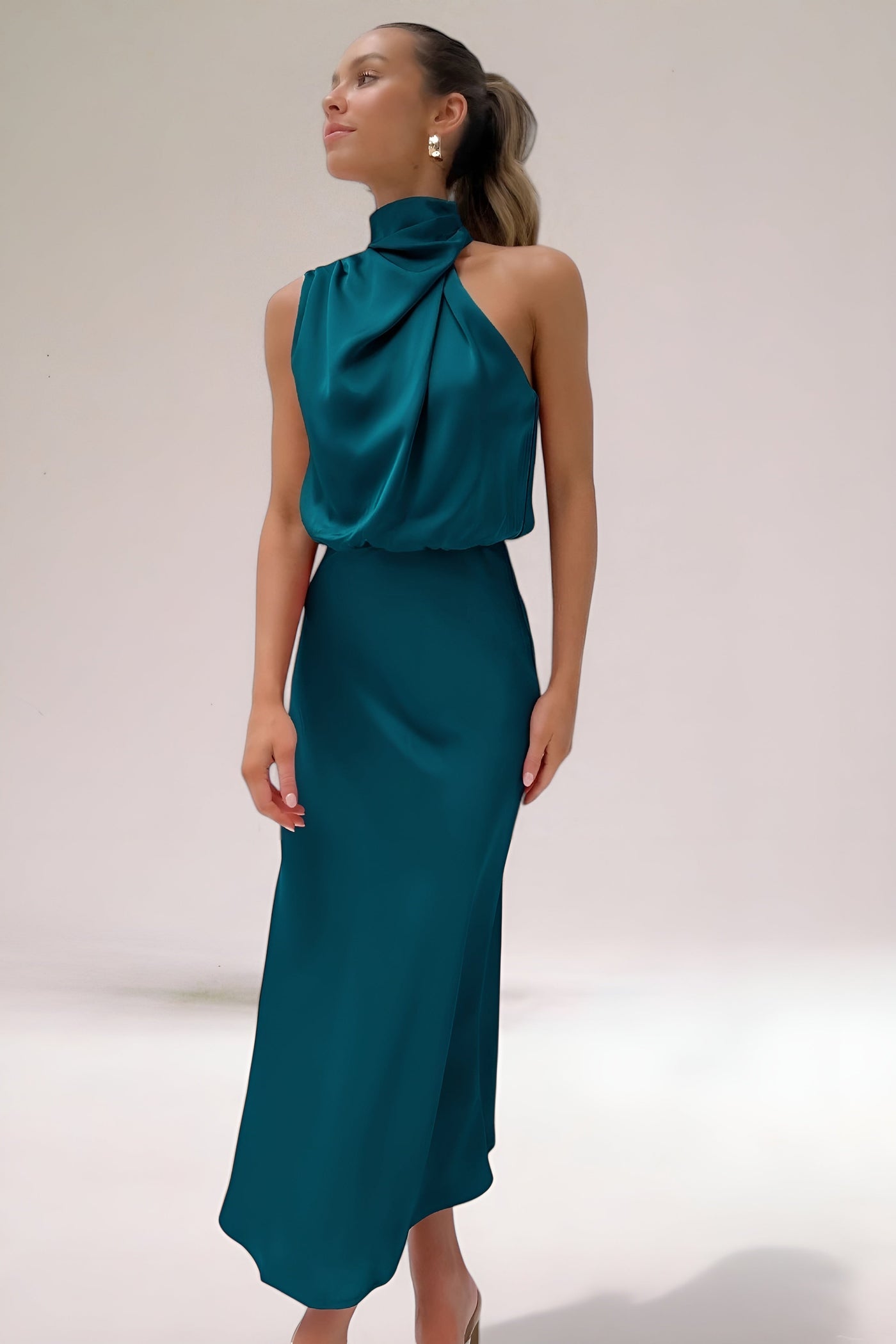 Sara™ | Robe Halterneck en Satin Glamour