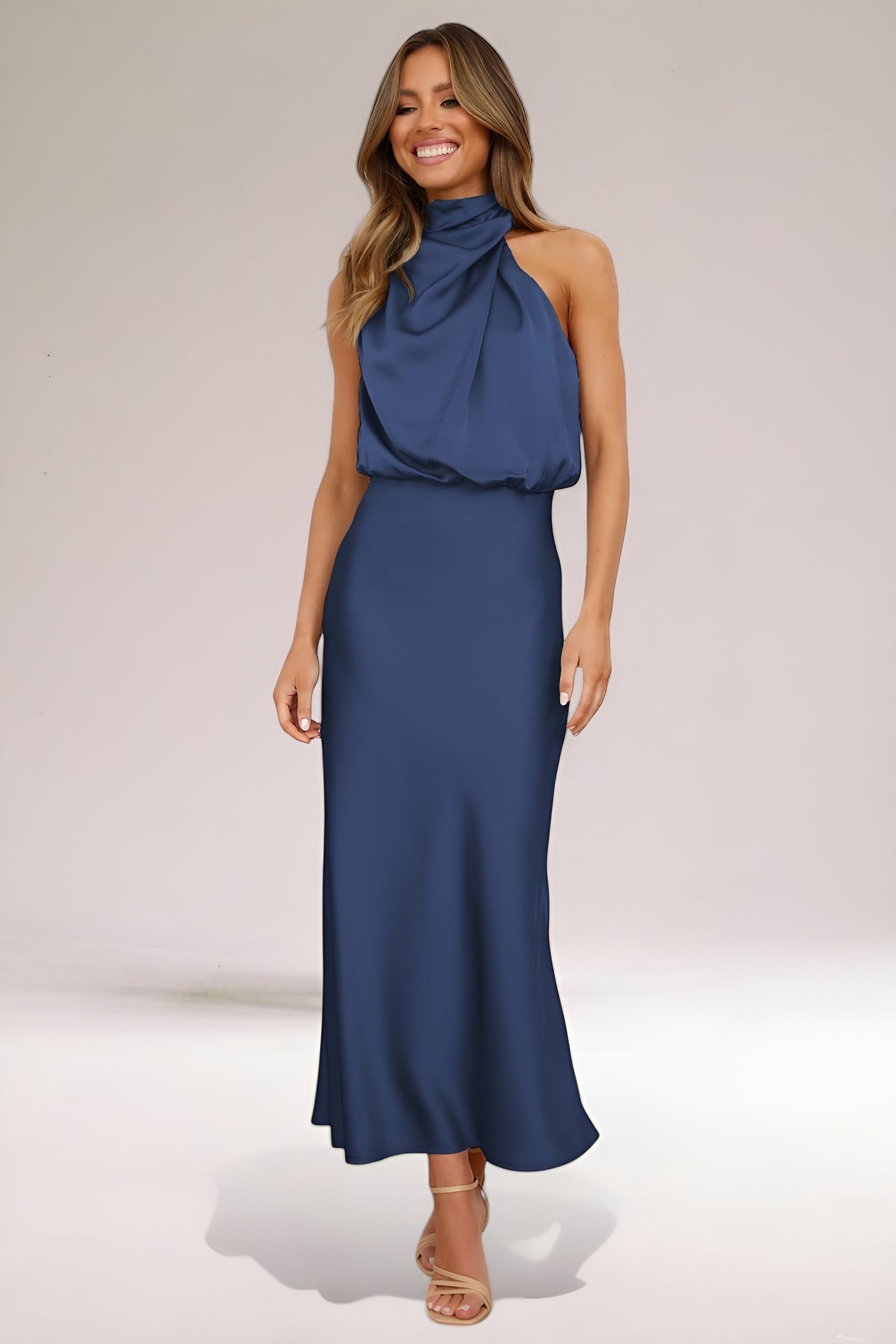Sara™ | Robe Halterneck en Satin Glamour